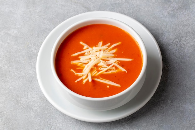 Sopa de tomate com aspecto delicioso. nome turco; Domates corbasi