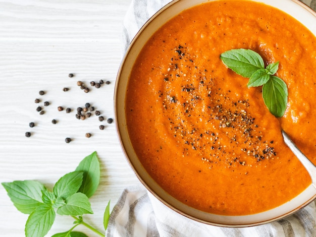 Sopa de tomate com especiarias