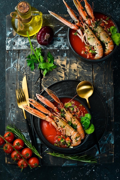 Sopa de tomate com frutos do mar Sopa de gaspacho com lagosta e legumes Vista superior Espaço livre para texto