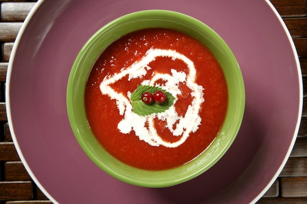 Sopa de tomate com manjericão e groselha