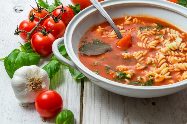 Sopa de tomate com manjericão e tomate