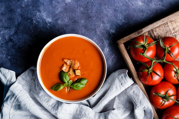 Sopa de tomate com manjericão em uma tigela