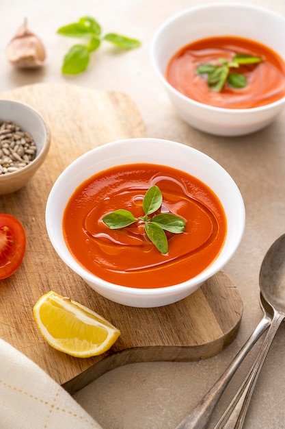 Sopa de tomate com manjericão fresco em tigelas brancas Servido com sementes de girassol Fundo brilhante Espaço de cópia de vista superior