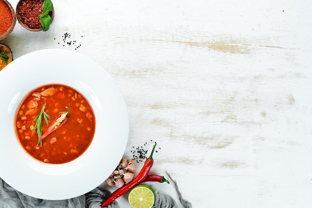 Sopa de tomate com milho e legumes Em um fundo de madeira Vista superior Espaço livre para o seu texto