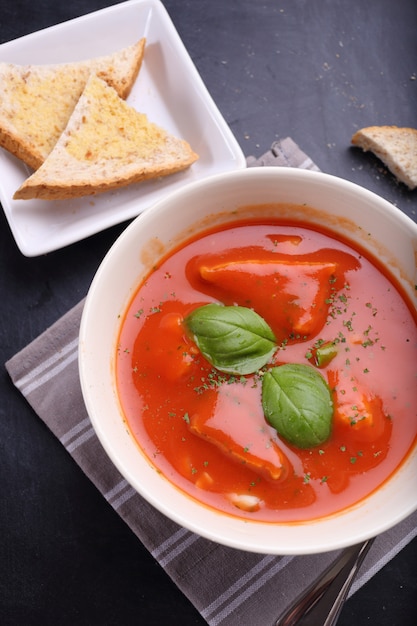 Sopa de tomate com pão