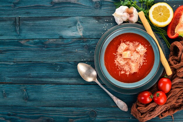 Sopa de tomate com queijo parmesão Em um fundo de madeira Vista superior Copie o espaço