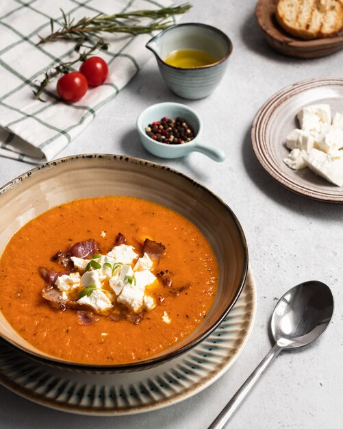 Sopa de tomate com queijo