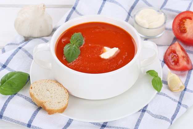 Sopa de tomate com tomate no copo