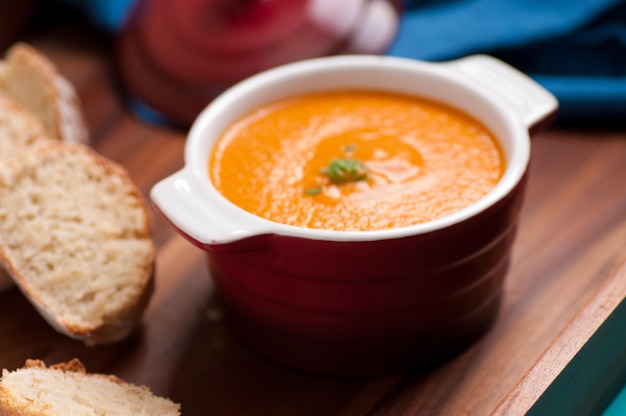 Foto sopa de tomate de abóbora e grão-de-bico