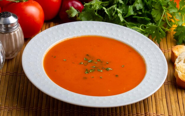 Sopa de tomate de aparência deliciosa. Nome turco; Tomates corbasi