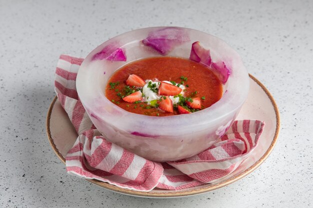 Sopa de tomate e bolo em um fundo branco Um bolo de cenoura de Cafe Babalu