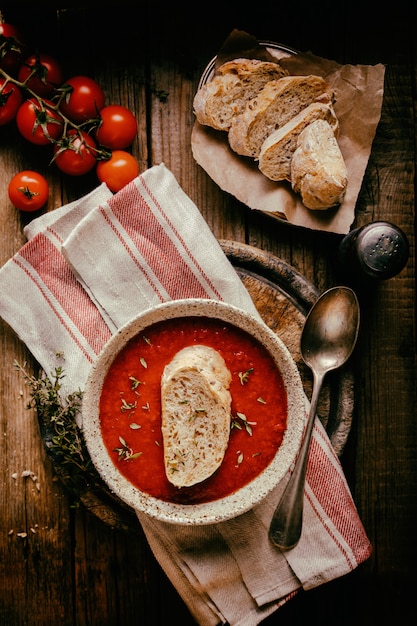 Sopa de tomate e tomates frescos cereja