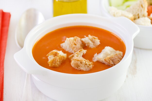 Sopa de tomate em tigela branca