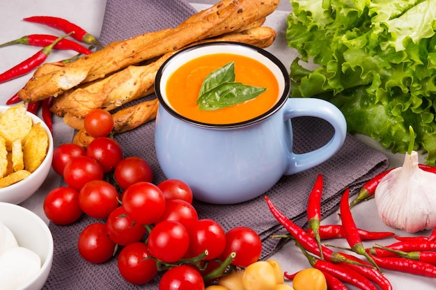 Sopa de tomate em uma caneca Sopa de creme picante