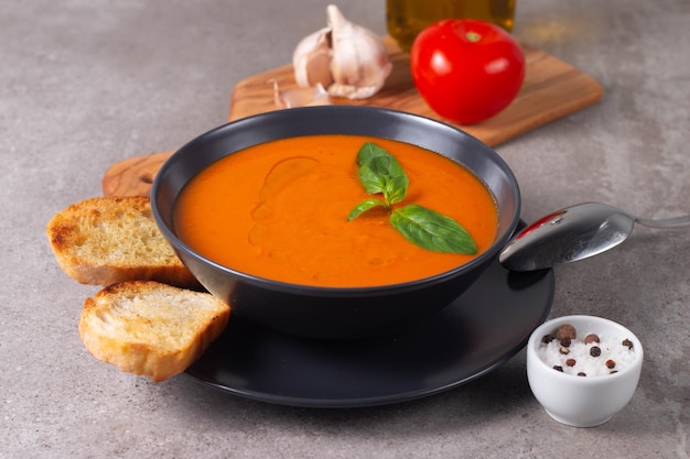 Sopa de tomate fresca e saudável com manjericão pimenta alho tomate e pão sobre fundo de madeira Sopa de gaspacho espanhola Lentilhas e sopa de abóbora