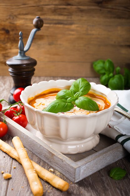 Sopa de tomate fresco com manjericão e creme