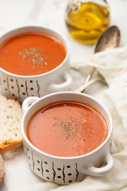 Sopa de tomate frio fresco com ervas na tigela