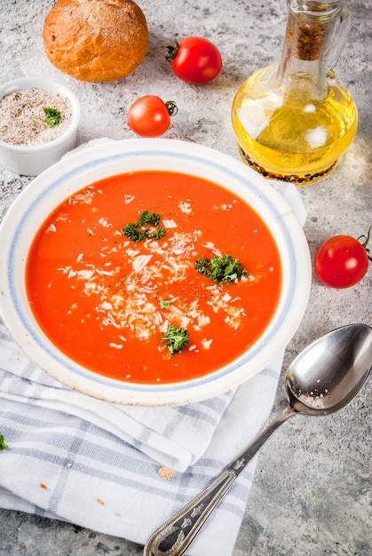 Sopa de tomate, gaspacho em tigela branca