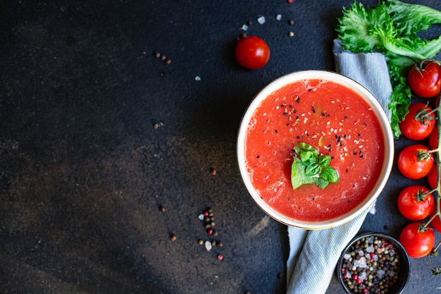 sopa de tomate gaspacho em um prato