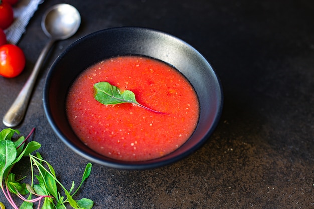 sopa de tomate gaspacho no prato sobre a mesa