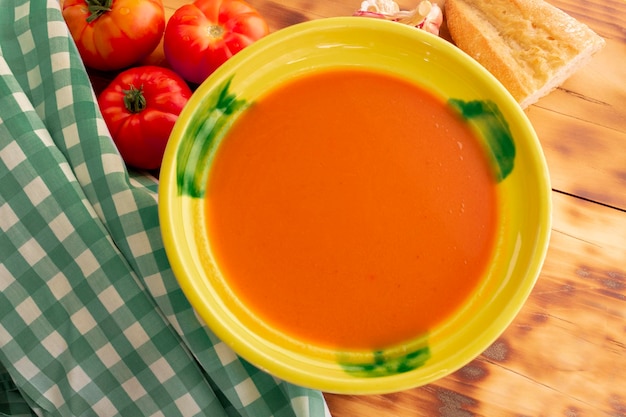 Sopa de tomate gaspacho servida em uma tigela tradicional de cerâmica amarela Conceito de gastronomia espanhola