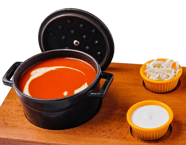 Sopa de tomate gazpacho em guisado e queijo suluguni