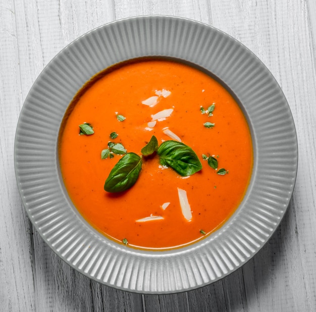 Sopa de tomate na mesa de madeira