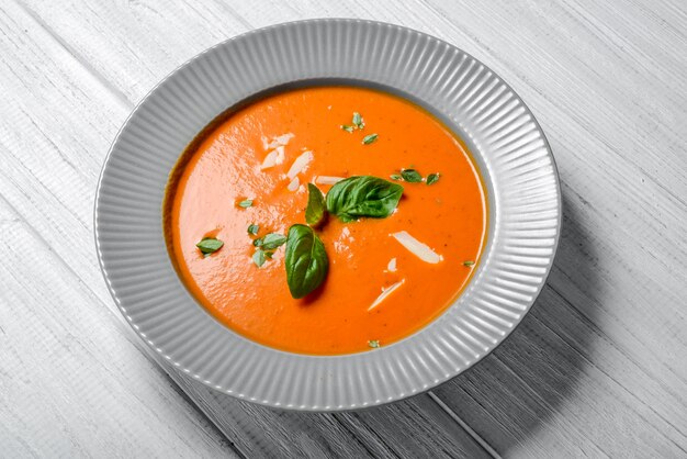 Sopa de tomate na mesa de madeira