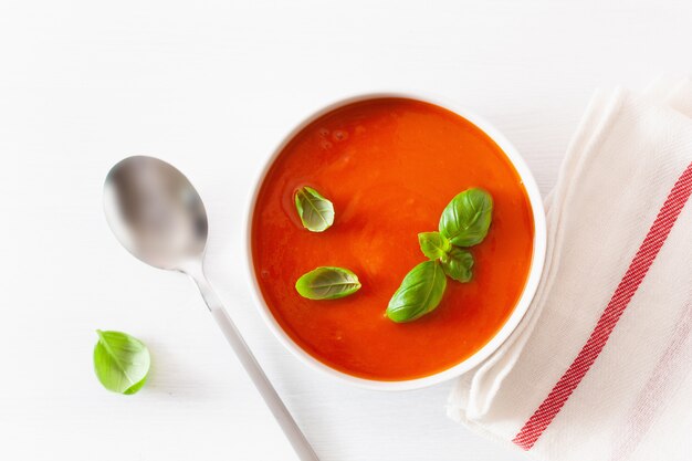 Sopa de tomate plana colocar no backgorund branco