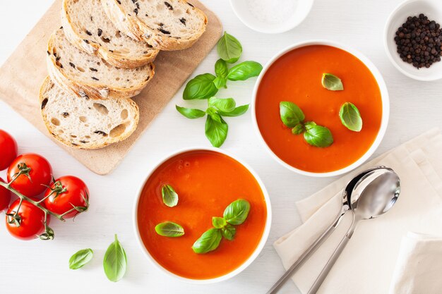 Sopa de tomate plana colocar no backgorund branco