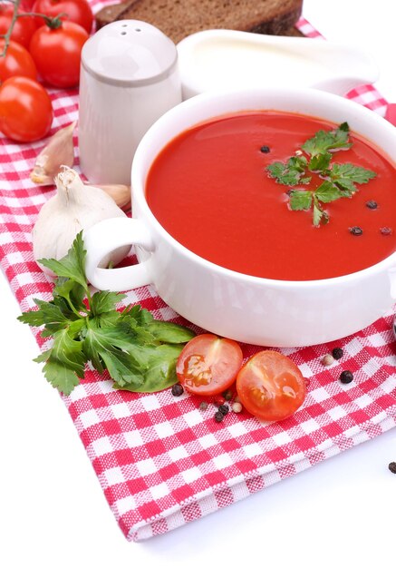 Sopa de tomate saborosa isolada em branco