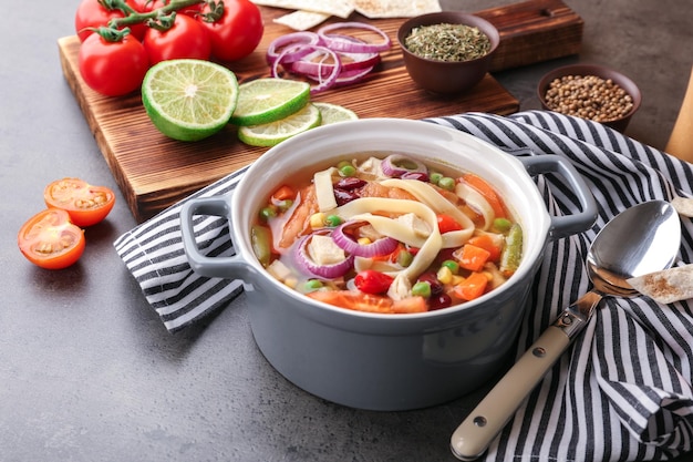 Sopa de tortilha de frango com legumes na mesa