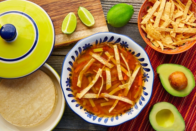 Sopa de tortilla mexicana e aguacate