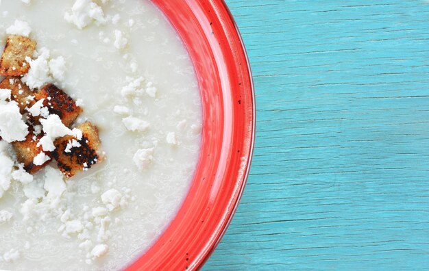 Foto sopa de trahana com feta e crouton