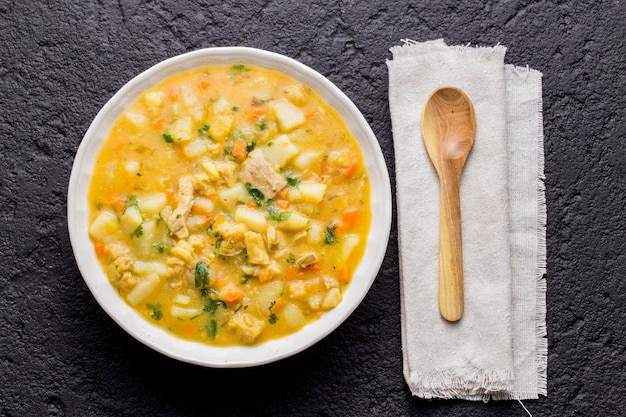 Sopa de tripa mondongo sobre comida tradicional de fundo escuro da vista superior da Colômbia