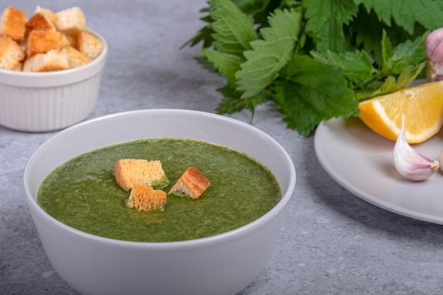 Sopa de urtiga e alho selvagem cebola limão e bolachas Comida vegetariana saudável