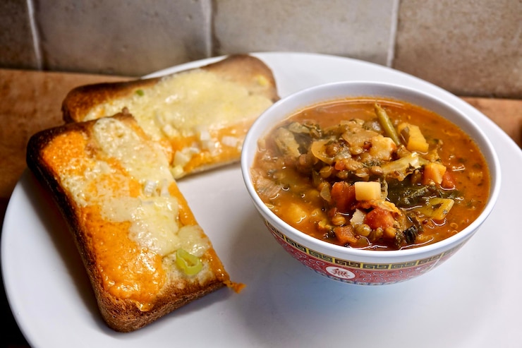 Foto sopa de vegetais rústica e queijo em torrada