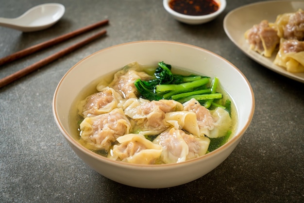 Sopa de wonton de porco ou sopa de bolinhos de carne de porco com legumes