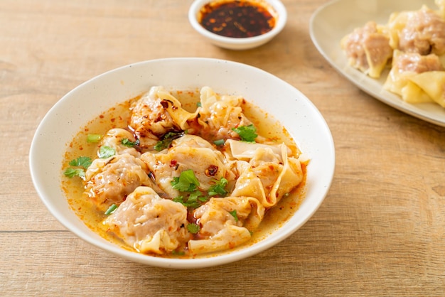 sopa de wonton de porco ou sopa de bolinhos de carne de porco com pimentão assado - estilo de comida asiática