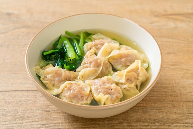 Sopa de wonton de porco ou sopa de bolinhos de porco com vegetais - estilo de comida asiática