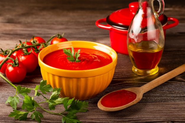 Sopa deliciosa de tomate caseiro em uma tigela.