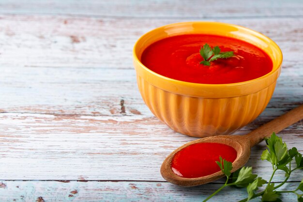 Sopa deliciosa de tomate caseiro em uma tigela.