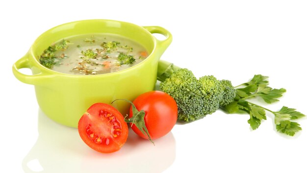 Sopa de dieta con verduras en sartén aislado en blanco