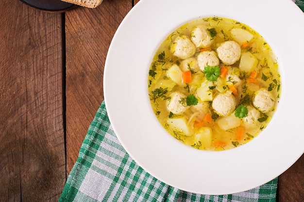 Sopa dietética con albóndigas de pollo y tallos de apio.