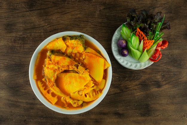 Sopa do sul azedo com peixe e broto de bambu em conserva curry amarelo azedo e picante comida tailandesa estilo servido vegetais esculpidos vista superior