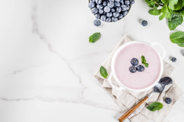 Sopa dulce y cremosa de arándanos, comida vegana de verano