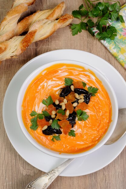 Sopa dulce de puré de calabaza con orejones, ciruelas pasas, piñones