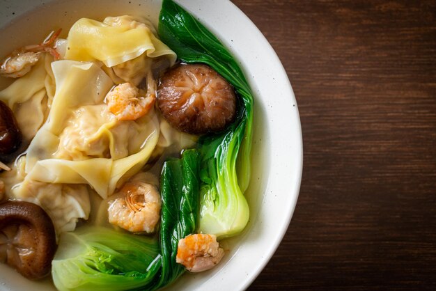 Sopa de dumpling de cerdo con gambas y verdura