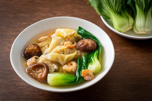 Sopa de dumpling de cerdo con gambas y verdura