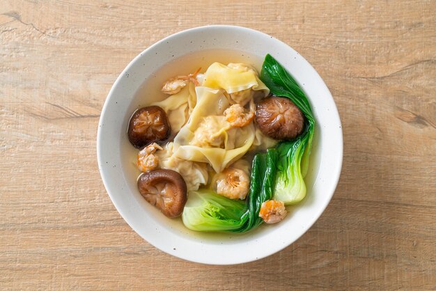 Sopa de dumpling de cerdo con gambas y verdura